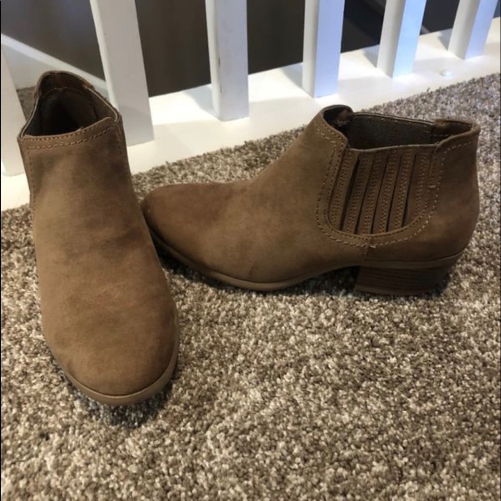 New with tags size 6 tan/brown booties